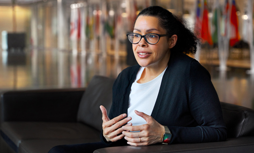 Karen, assise et gesticulant avec ses mains tout en parlant.