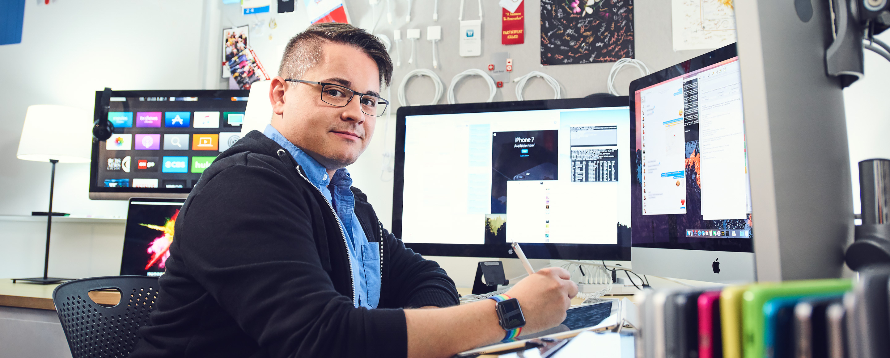 David évalue la qualité de logiciels dans son bureau.